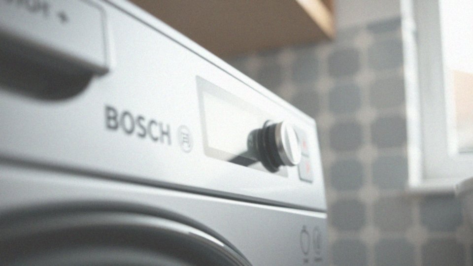 Jakie ostrzeżenia lub komunikaty mogą pojawić się na wyświetlaczu pralki Bosch?