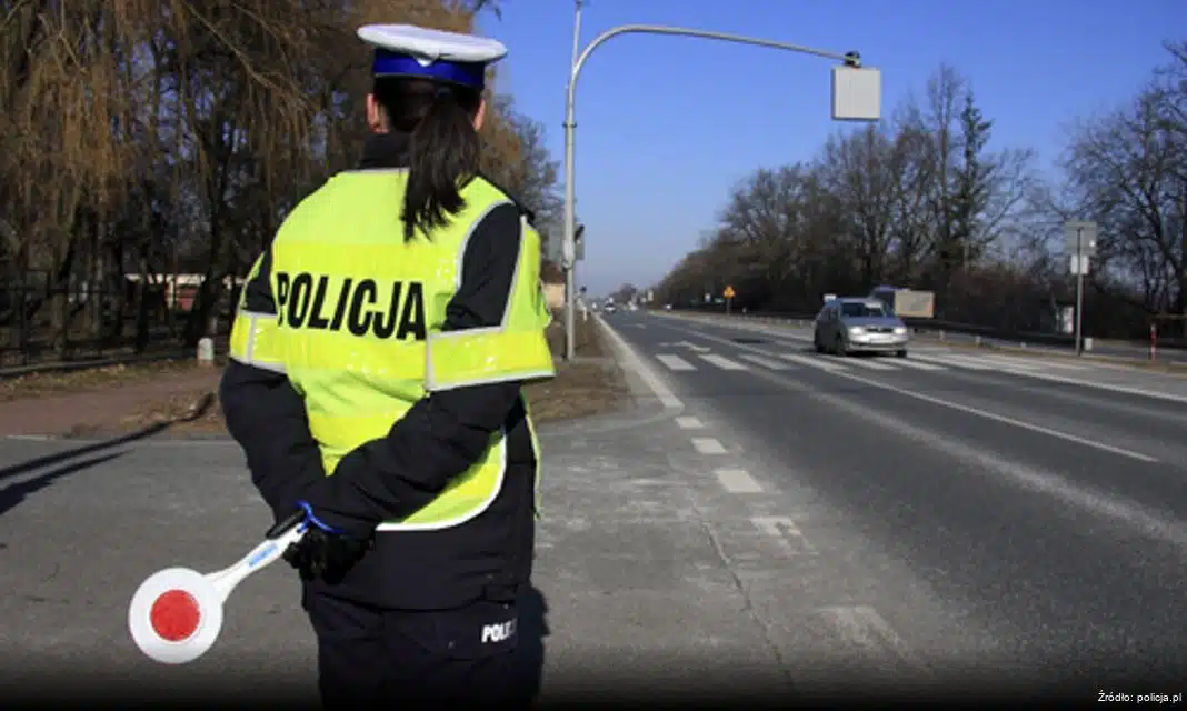 Docenienie dla pabianickich policjantów za pomoc kierowcy podczas sezonu motocyklowego