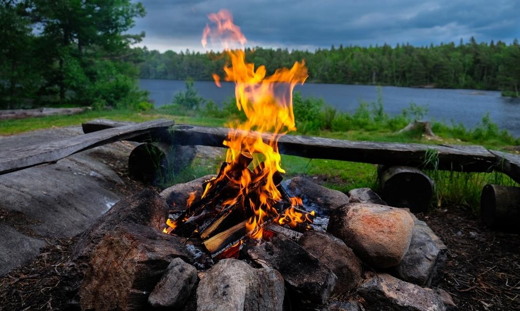 Bezpieczeństwo podczas ogniskowych spotkań letnich w Pabianicach: ważne zasady do przestrzegania